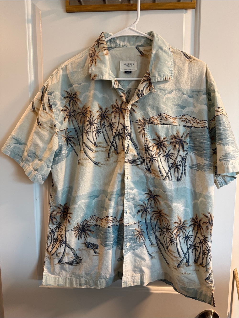 🥳5 for $25 BUNDLE American Eagle Outfitters Blue Palm-Print Button-Up Shirt